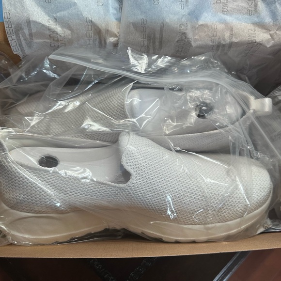 Skechers Go Walk Joy White Sneakers Size 7.5 in Box - Picture 1 of 11